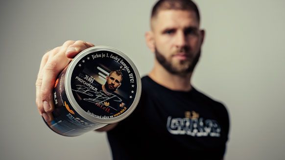 Česká rozprávka v UFC. Procházka prežil údery ničiteľa a poslal ho k zemi lakťom
